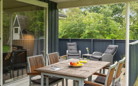 Sunaj: Tag, Hjem, Dør, Sommerhus, Skygge, Sidespor, Gård, Estate, Backyard