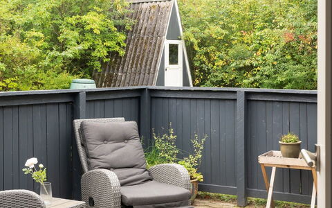 Sunaj: Tag, Hjem, Dør, Sommerhus, Skygge, Sidespor, Gård, Estate, Backyard