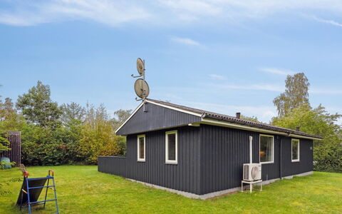 Sunaj: Tag, Hjem, Dør, Sommerhus, Skygge, Sidespor, Gård, Estate, Backyard