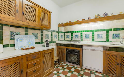 Carmen del Agua: Cabinetry, Ejendom, Køkken, Indretning, Arkitektur, Gulvbelægning, Træ, Gul, Countertop