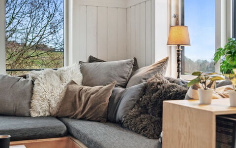 Leif - 400M from the Sea: Møbel, Indretning, Træ, Gulvbelægning, Etage, Værelse, Couch, Throw Pillow, Hjem, Stue