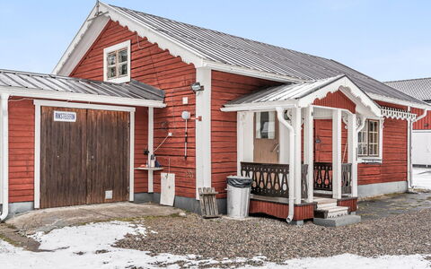 Norrskensstugan: Himmel, Bygning, Vindue, Dør, Træ, Sne, Hus, Land Lot, Sommerhus, Sidespor