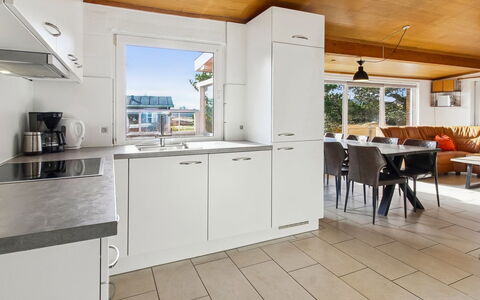 Nalin - 500M from the Sea: Køkken, Countertop, Gulvbelægning, Indretning, Køkken Apparat, Etage, Møbel, Loft, Træ, Cabinetry