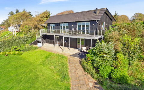 Berta - 70M to the Fjord: Loft, Gulvbelægning, Indretning, Etage, Kompositmateriale, Møbel, Udvej, Hotel, Design, Dagslys