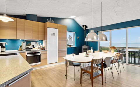 Berta - 70M to the Fjord: Loft, Gulvbelægning, Indretning, Etage, Kompositmateriale, Møbel, Udvej, Hotel, Design, Dagslys