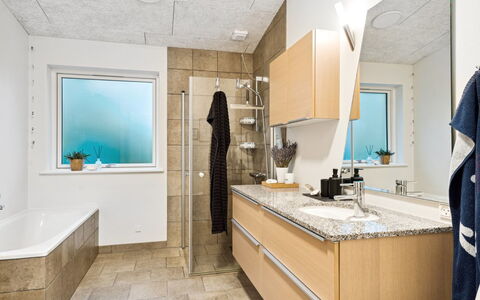 Berta - 70M to the Fjord: Loft, Gulvbelægning, Indretning, Etage, Kompositmateriale, Møbel, Udvej, Hotel, Design, Dagslys