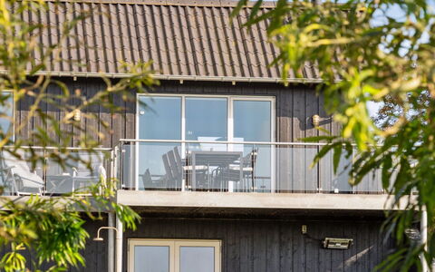 Berta - 70M to the Fjord: Loft, Gulvbelægning, Indretning, Etage, Kompositmateriale, Møbel, Udvej, Hotel, Design, Dagslys