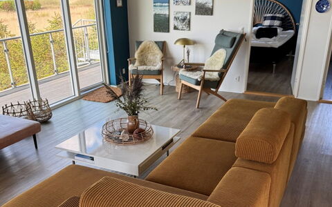 Berta - 70M to the Fjord: Møbel, Indretning, Gulvbelægning, Couch, Etage, Træ, Stue, Værelse, Lejlighed, Belysning