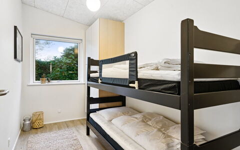Berta - 70M to the Fjord: Træ, Indretning, Soveværelse, Hjem, Loft, Lejlighed, Værelse, Seng, Sengetøj, Bed Frame