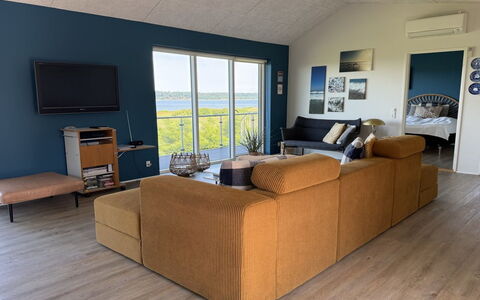 Berta - 70M to the Fjord: Møbel, Gulvbelægning, Træ, Indretning, Etage, Couch, Stue, Lejlighed, Værelse, Loft