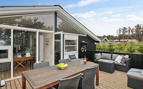 Amelia - 350M from the Sea: Loft, Gulvbelægning, Indretning, Etage, Kompositmateriale, Møbel, Udvej, Hotel, Design, Dagslys