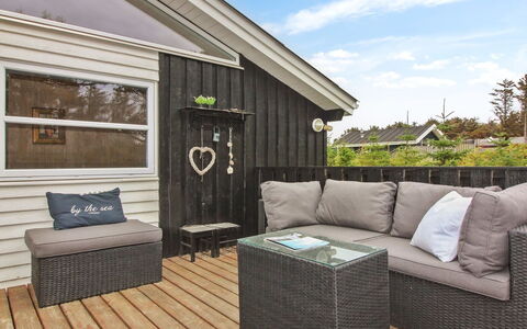 Amelia - 350M from the Sea: Loft, Gulvbelægning, Indretning, Etage, Kompositmateriale, Møbel, Udvej, Hotel, Design, Dagslys