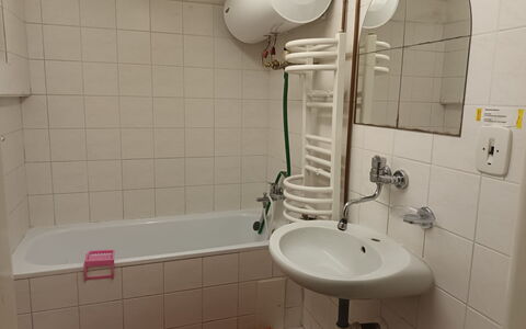 Na Stráži: Tap, Sanitærarmatur, Spejl, Håndvask, Badeværelsesvask, Ejendom, Badekar, Badeværelse, Purple, Indretning