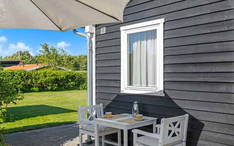 Iven - 140M from the Sea: Møbel, Indretning, Gulvbelægning, Træ, Etage, Loft, Trægulve, Stol, Bord, Belysning