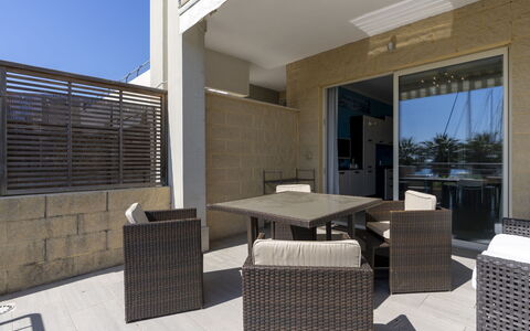 Blue Moon: Bygning, Ejendom, Bord, Skygge, Vindue, Stol, Belysning, Indretning, Himmel, Gulvbelægning