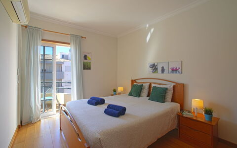 Sunny Beach Diamond: Møbel, Ejendom, Komfort, Vindue, Azure, Bygning, Træ, Skygge, Indretning