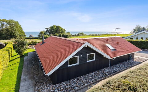 Algut - 75M from the Sea: Tag, Hus, Land Lot, Hjem, Sommerhus, Estate, Garden Bygninger, Skygge, Bjælkehytte, Landscaping