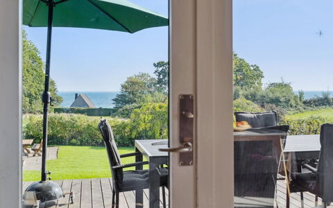 Algut - 75M from the Sea: Tag, Hus, Land Lot, Hjem, Sommerhus, Estate, Garden Bygninger, Skygge, Bjælkehytte, Landscaping