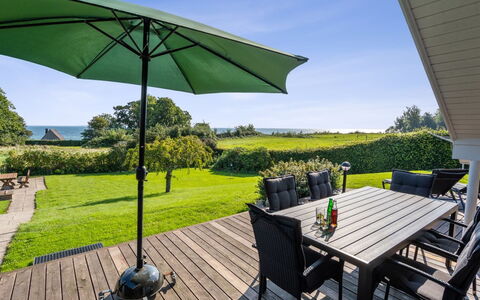 Algut - 75M from the Sea: Tag, Hus, Land Lot, Hjem, Sommerhus, Estate, Garden Bygninger, Skygge, Bjælkehytte, Landscaping