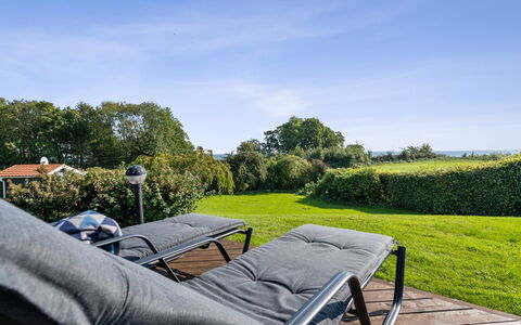 Algut - 75M from the Sea: Tag, Hus, Land Lot, Hjem, Sommerhus, Estate, Garden Bygninger, Skygge, Bjælkehytte, Landscaping