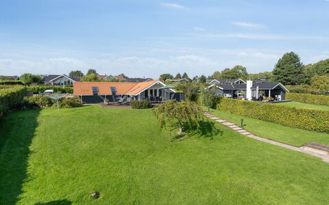 Algut - 75M from the Sea: Tag, Hus, Land Lot, Hjem, Sommerhus, Estate, Garden Bygninger, Skygge, Bjælkehytte, Landscaping