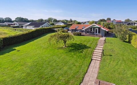 Algut - 75M from the Sea: Tag, Hus, Land Lot, Hjem, Sommerhus, Estate, Garden Bygninger, Skygge, Bjælkehytte, Landscaping