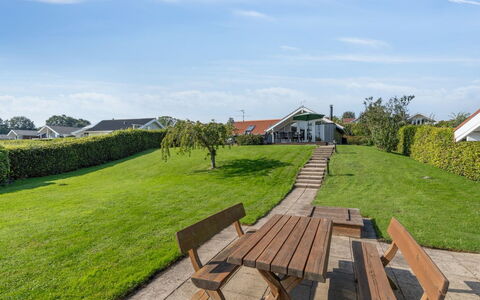 Algut - 75M from the Sea: Tag, Hus, Land Lot, Hjem, Sommerhus, Estate, Garden Bygninger, Skygge, Bjælkehytte, Landscaping