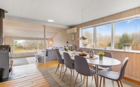 Eloise - 400M from the Sea: Sommerhus, Skur, Hytte, Stuehus, Prærie, Hytte, Lade, Bjælkehytte, Garden Bygninger