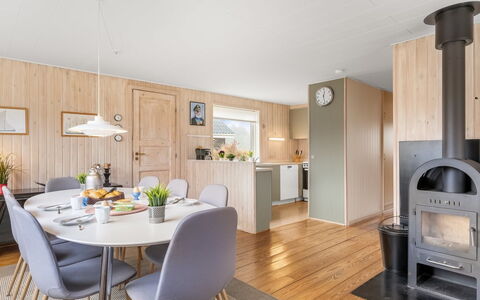 Eloise - 400M from the Sea: Indretning, Møbel, Gulvbelægning, Træ, Etage, Loft, Værelse, Køkken & Spisebord, Belysning, Stue