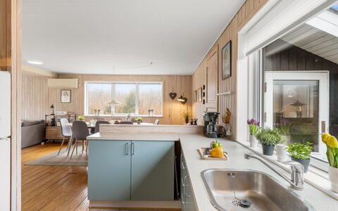 Eloise - 400M from the Sea: Køkken, Countertop, Køkken Apparat, Træ, Indretning, Større Bandage, Møbel, Loft, Gulvbelægning, Cabinetry