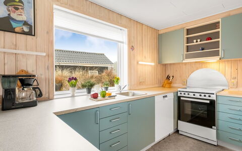 Eloise - 400M from the Sea: Køkken, Træ, Indretning, Gulvbelægning, Countertop, Køkken Apparat, Møbel, Loft, Cabinetry, Større Bandage