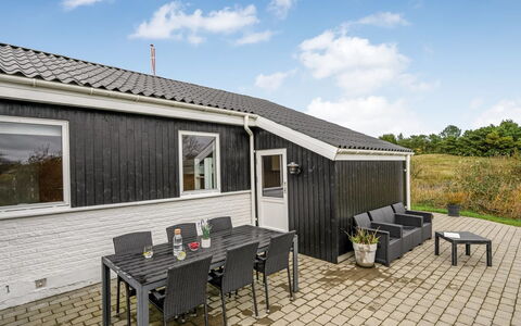 Eloise - 400M from the Sea: Sommerhus, Skur, Hytte, Stuehus, Prærie, Hytte, Lade, Bjælkehytte, Garden Bygninger