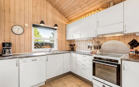 Rekke - 300M to the Fjord: Træ, Køkken, Loft, Køkken Apparat, Indretning, Countertop, Større Bandage, Gulvbelægning, Hjem, Cabinetry