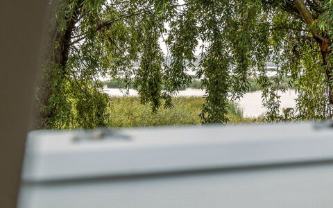 Arnora - 48Km from the Sea: Møbel, Indretning, Gulvbelægning, Træ, Etage, Loft, Trægulve, Stol, Bord, Belysning