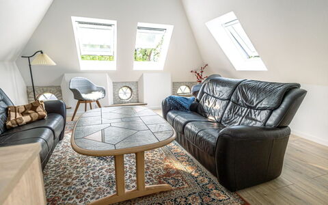 Arnora - 48Km from the Sea: Møbel, Indretning, Gulvbelægning, Etage, Træ, Couch, Loft, Værelse, Belysning, Stue