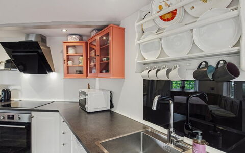Arnora - 48Km from the Sea: Køkken, Indretning, Køkken Apparat, Countertop, Større Bandage, Cabinetry, Loft, Møbel, Lysarmatur, Belysning