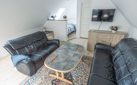Arnora - 48Km from the Sea: Gulvbelægning, Møbel, Træ, Etage, Indretning, Couch, Værelse, Stue, Hjem, Trægulve
