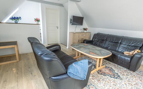 Arnora - 48Km from the Sea: Gulvbelægning, Indretning, Møbel, Træ, Etage, Loft, Couch, Værelse, Stue, Trægulve