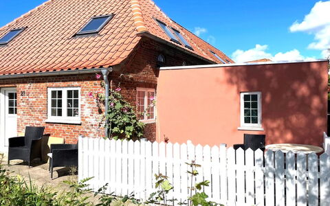 Arnora - 48Km from the Sea: Væg, Vindue, Bygning, Rød, Hus, Tag, Facade, Busk, Sommerhus, Hjem