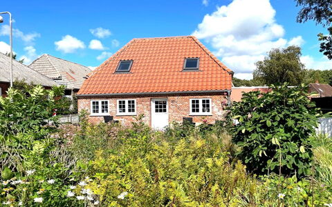 Arnora - 48Km from the Sea: Møbel, Indretning, Gulvbelægning, Træ, Etage, Loft, Trægulve, Stol, Bord, Belysning
