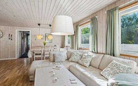 Viljo - 30Km from the Sea: Træ, Indretning, Loft, Møbel, Hjem, Gulvbelægning, Couch, Etage, Stue, Værelse