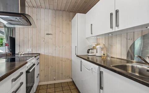 Viljo - 30Km from the Sea: Gulvbelægning, Køkken, Træ, Countertop, Indretning, Loft, Etage, Køkken Apparat, Større Bandage, Cabinetry