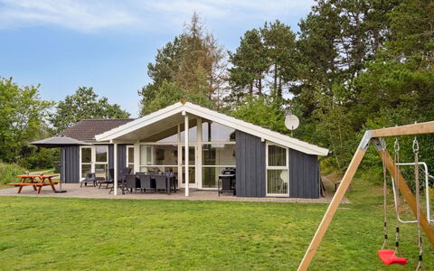 Thjodulf - 300M from the Sea: Hjem, Tag, Sommerhus, Estate, Lawn, Garden Bygninger, Skygge, Landscaping, Stuehus, Veranda