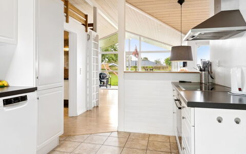 Thjodulf - 300M from the Sea: Gulvbelægning, Køkken, Indretning, Etage, Møbel, Countertop, Træ, Loft, Cabinetry, Trægulve