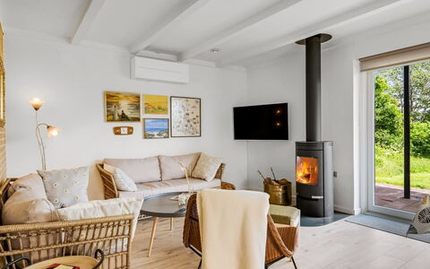 Othinkarl - 1Km from the Sea: Møbel, Indretning, Træ, Gulvbelægning, Etage, Stue, Stol, Belysning, Loft, Bord
