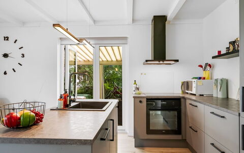 Othinkarl - 1Km from the Sea: Køkken, Countertop, Køkken Apparat, Indretning, Møbel, Cabinetry, Træ, Større Bandage, Husholdningsapparat, Gulvbelægning
