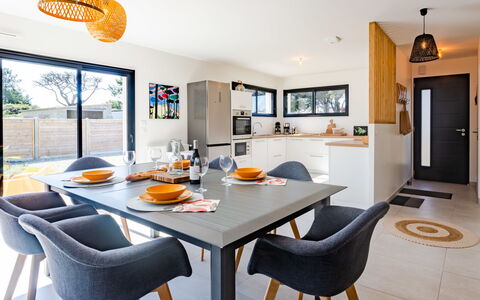 La Dune: Bord, Møbel, Ejendom, Stol, Orange, Belysning, Træ, Indretning, Arkitektur, Stue