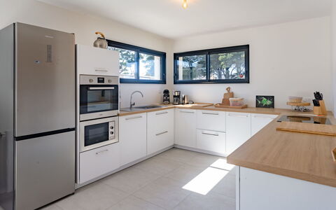 La Dune: Cabinetry, Ejendom, Møbel, Countertop, Køkken, Håndvask, Træ, Tap, Stueplante, Bygning