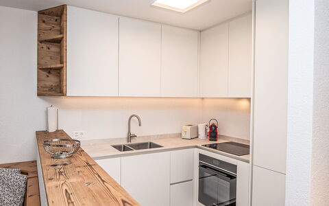 Pontresina 15: Køkken, Indretning, Countertop, Gulvbelægning, Møbel, Træ, Cabinetry, Køkken Apparat, Etage, Loft
