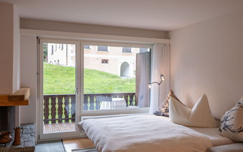 Pontresina 15: Møbel, Bygning, Komfort, Vindue, Bord, Træ, Textile, Skygge, Pude